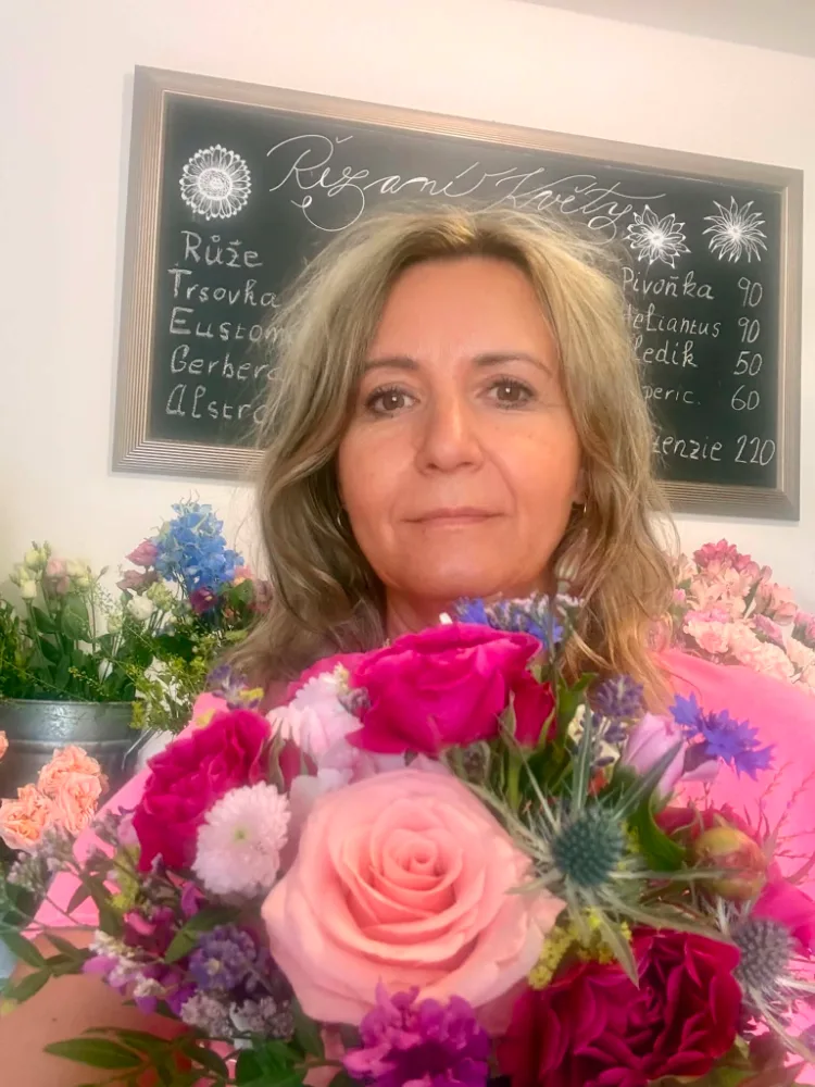 Floristka Myrtha Studia s ručně vázanou kyticí z růží a chrp