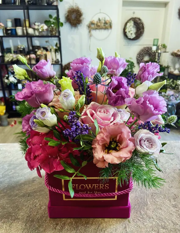 Flowerbox v malinové sametové krabici s lisianthusem a levandulí