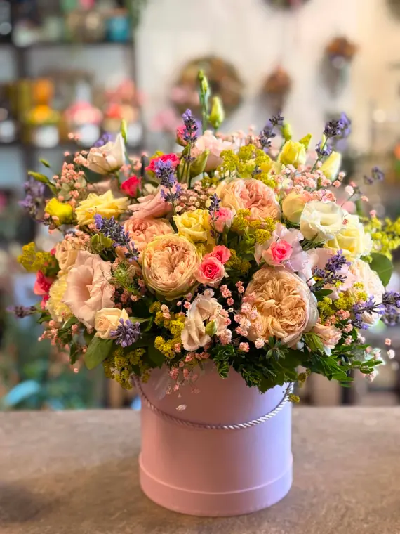 Flowerbox v pudrové krabici s pivoňkovými růžemi a levandulí