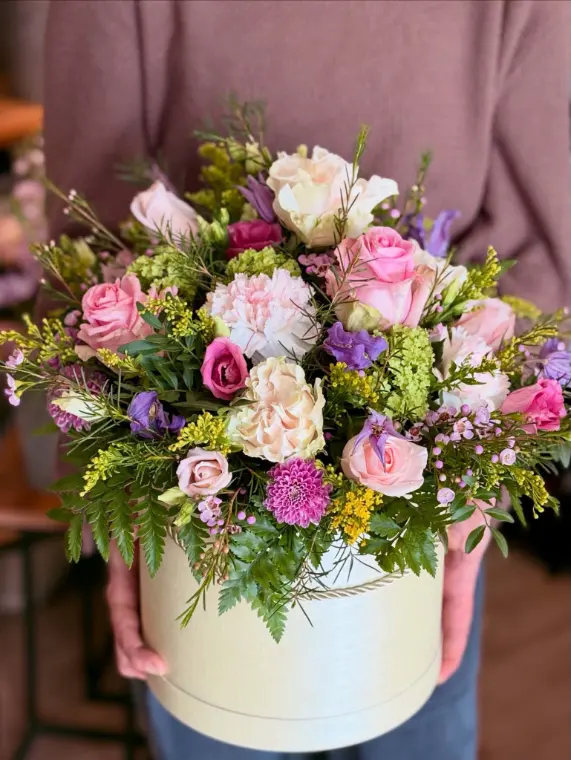 Flowerbox v krémové krabici s růžemi, karafiáty a vlčím bobem