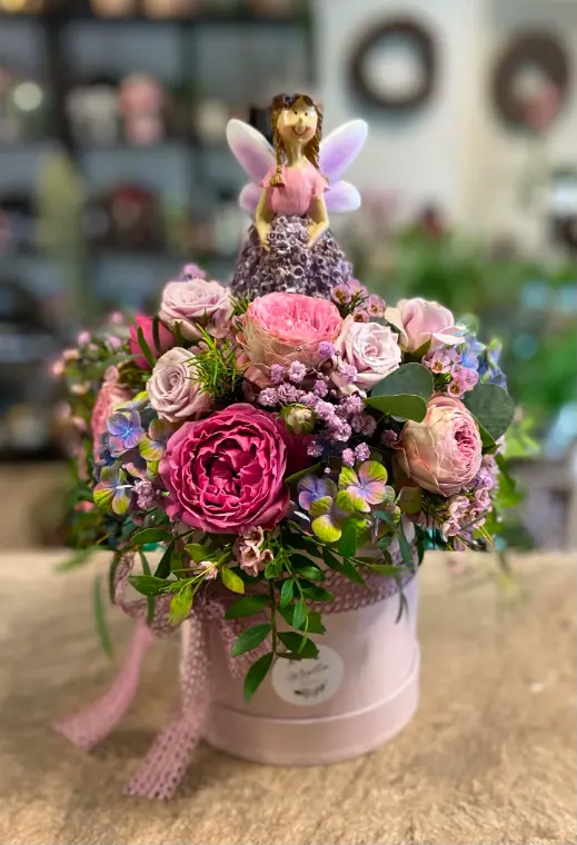 Flowerbox s pivoňkovými růžemi a keramickou vílou