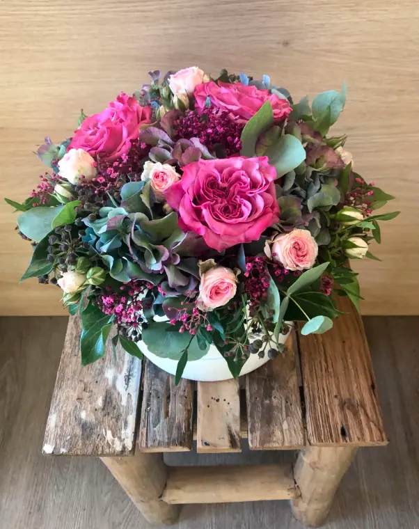 Flowerbox v bílé misce s růžemi a hortenzií v tlumených tónech