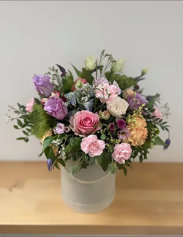 Menší flowerbox v šalvějové krabici s růžemi a karafiáty