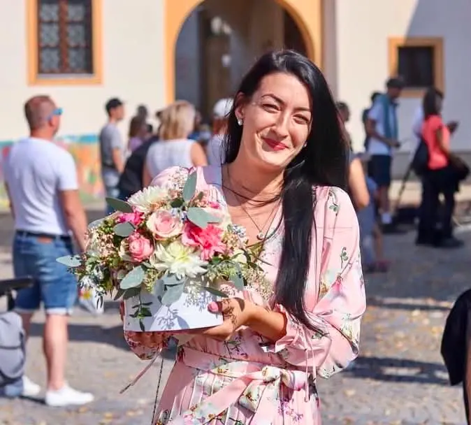 Zákaznice s flowerboxem z růží a jiřin