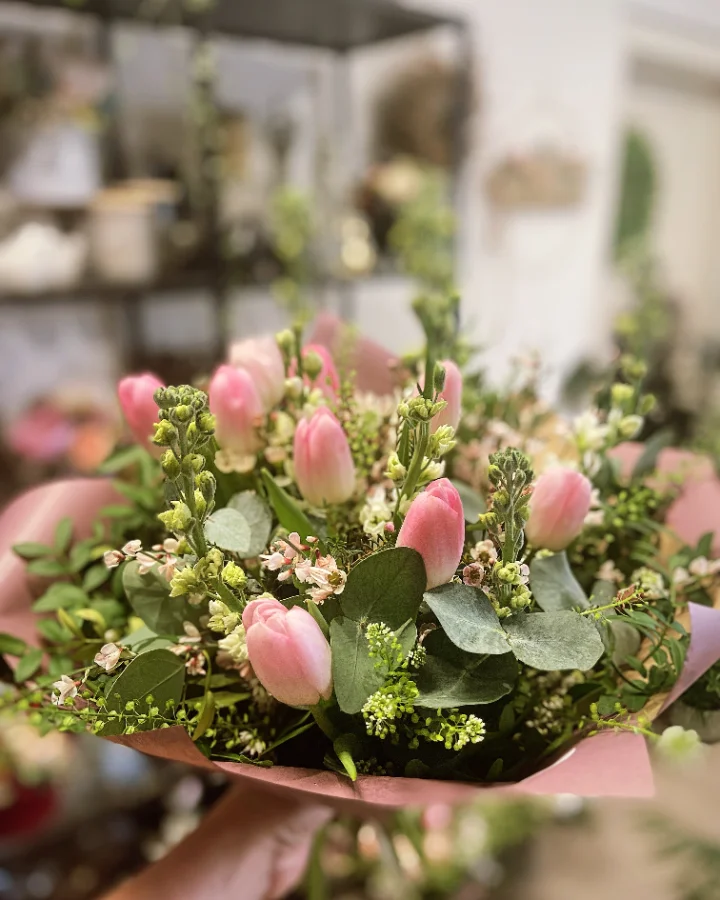 Kytice růžových tulipánů s eukalyptem a fiálou