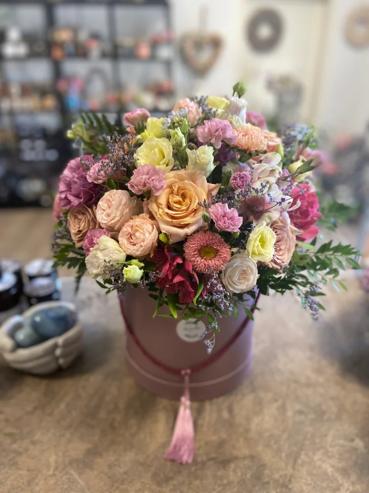 Flowerbox v pudrových tónech s růžemi, karafiáty a alstromérií