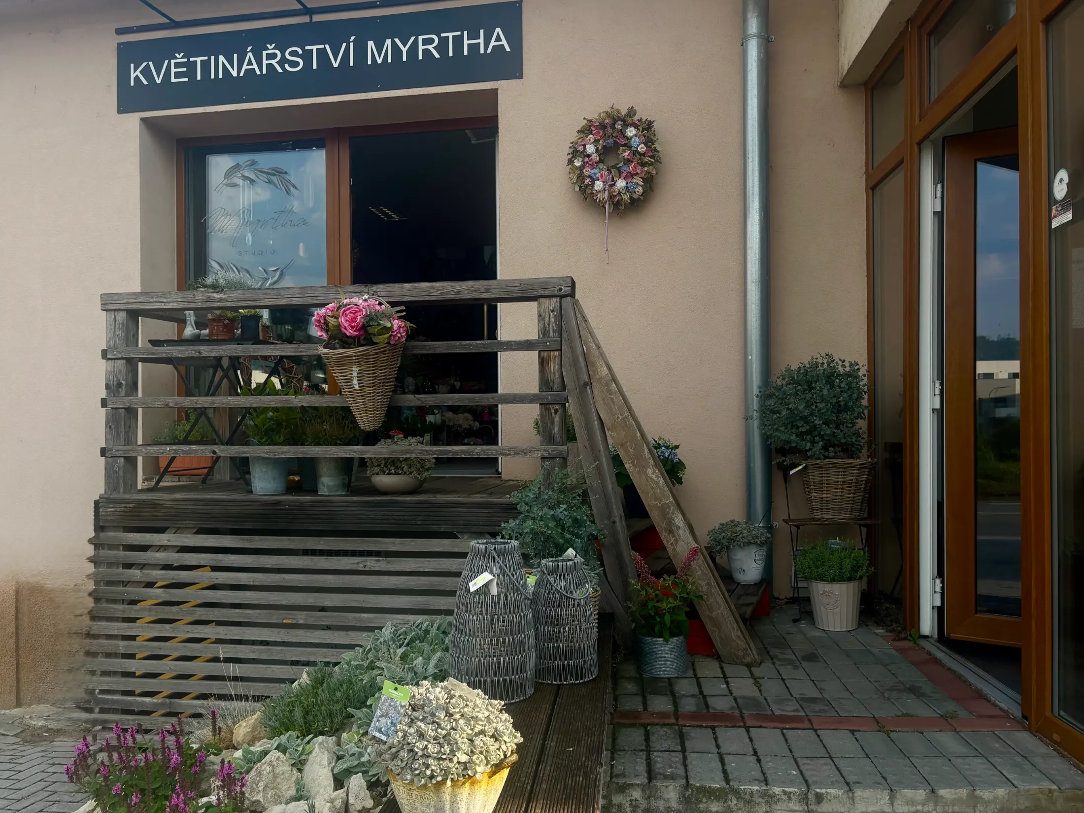 Vstup do květinářství Myrtha Studio na Dvorské ulici v Blansku