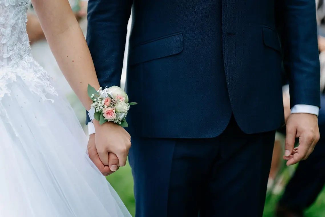 Korsáž na ruku z růžiček a gypsophily