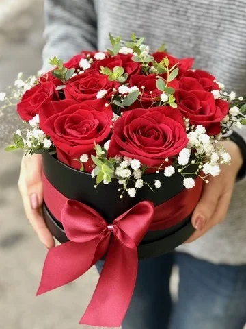 Flowerbox s rudými růžemi a gypsofilou převázaný sametovou mašlí