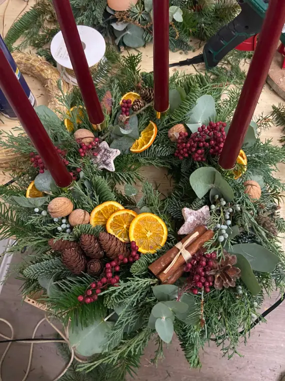 Adventní věnec z jedle se sušenými pomeranči, skořicí a vínovými svícemi