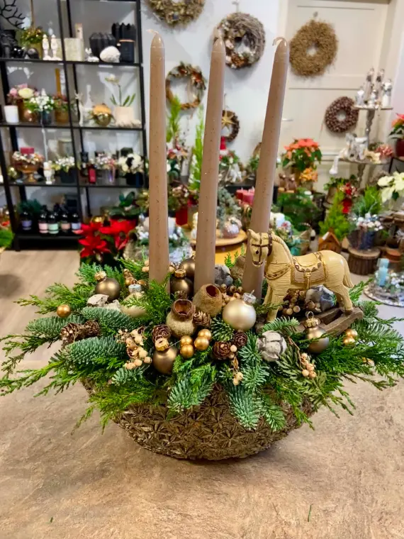 Adventní svícen z jedle se zlatými baňkami a houpacím koněm