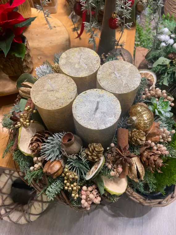 Detail zlatého adventního věnce se šiškami a badyánem